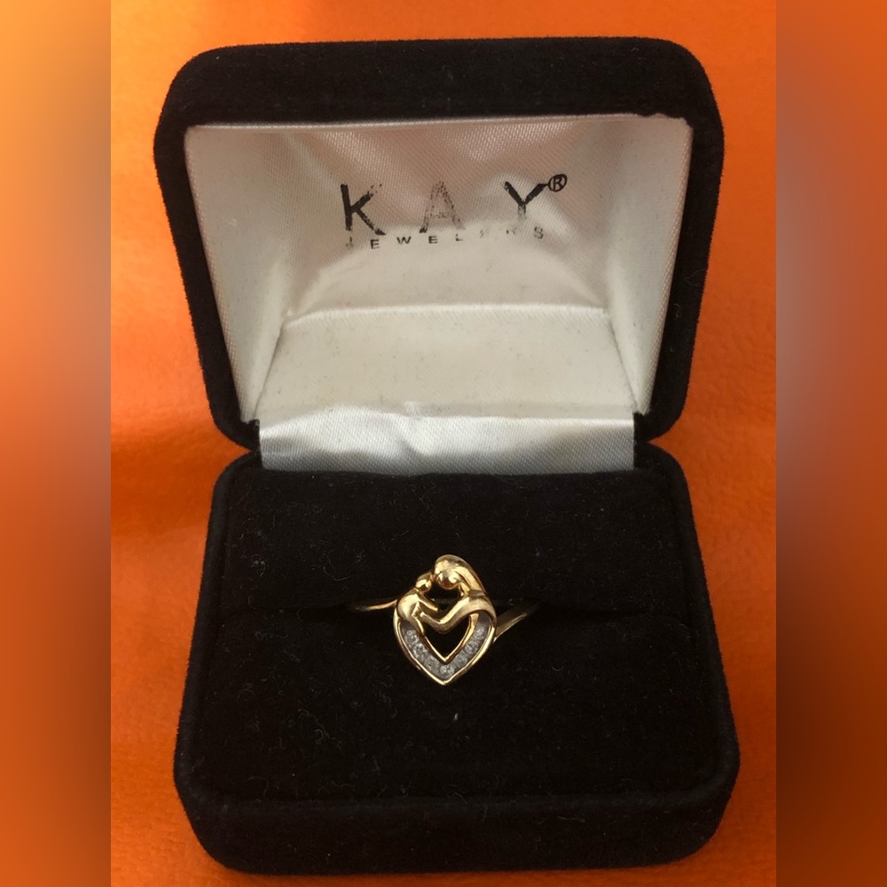 10k Mother and child yellow gold ring.